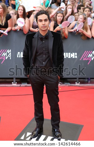  - stock-photo-toronto-june-kunal-nayyer-of-big-bang-theory-at-the-mmva-s-muchmusic-video-awards-in-142614466