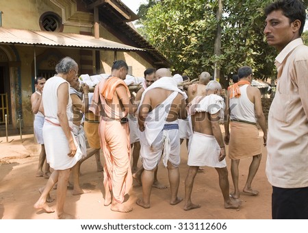 stock-photo-gokarna-india-mar-brahmins-prepared-for-cremation-relative-unidentified-elderly-313112606.jpg