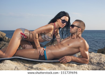 beautiful girls kissing on beach №200651 beautiful girls kissing on beach № 200650