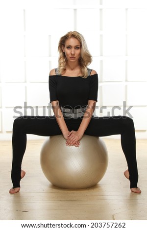 Young girl meditates naked and does acrobatic exercises 9