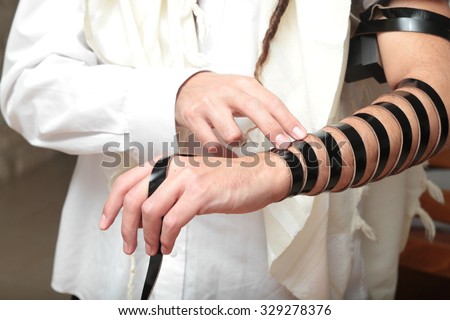 left hand jewish singles Jewish wedding rings: what are the traditions earlier this week, we discussed how to find the perfect jewish wedding rings today, here are some of the customs associated with the use of the jewish wedding rings in the ceremony. left hand jewish singles Jewish wedding rings: what are the traditions earlier this week, we discussed how to find the perfect jewish wedding rings today, here are some of the customs associated with the use of the jewish wedding rings in the ceremony.