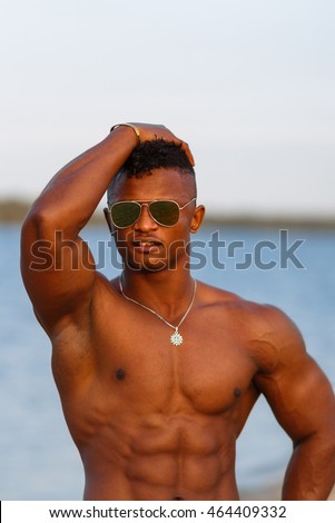 hot-naked-beach-muscle
