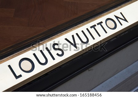 Mind Gap Sign Painted On Train Stock Photo 462028477 - Shutterstock