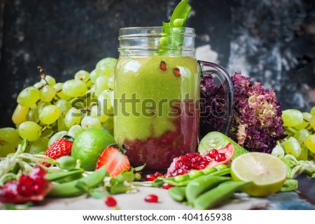 Frasco de vidro fresco saudável verde vermelho smoothie frutas vegetais vitaminas temporada de verão fundo escuro cru
