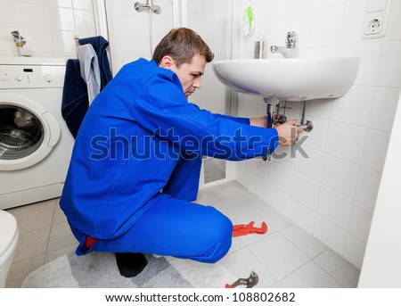 plumber comes to help