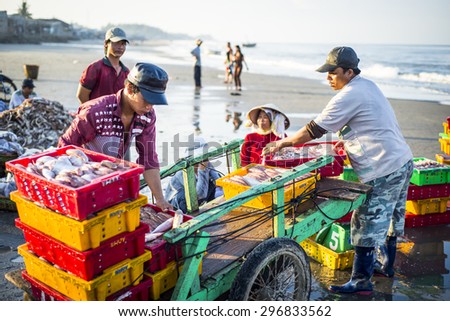 LONG HAI, VIET NAM - MAY 31 2015: People's daily life at fishing village Long Hai, they collecting fresh fishes from boat and open up a market in the early morning