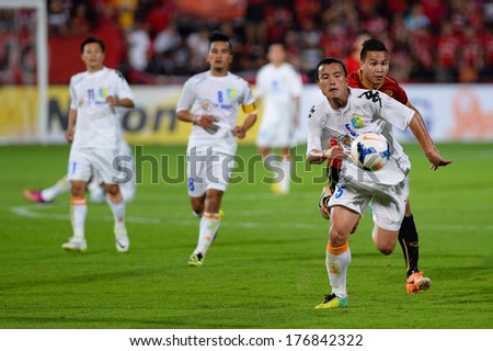 NONTHABURI-FEB 8,Nguyen Van Bien(W) of Hanoi in action during AFC Champions League 2014 between SCG Muangthong utd and Hanoi T&T at SCG Stadium on February8,2014 in Thailand