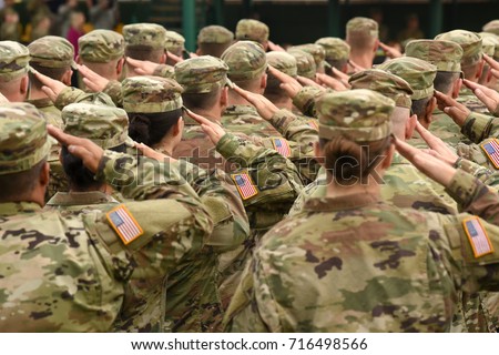 US soldiers giving salute