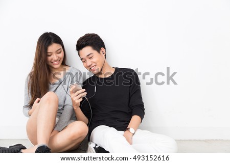 https://thumb9.shutterstock.com/display_pic_with_logo/161647232/493152616/stock-photo-young-asian-couple-watching-video-on-mobile-493152616.jpg