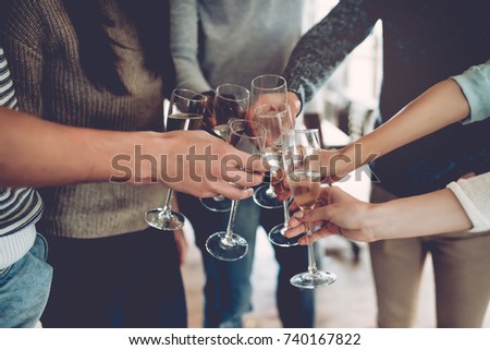 Feliz Natal e feliz ano novo 2018 Imagem recortada de jovens criativos multirraciais comemorando férias no escritório moderno Grupo de jovens empresários está bebendo champanhe no coworking