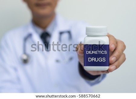 Médico do sexo masculino, de uniforme branco, segurando um frasco branco de rótulo azul de diuréticos, close-up