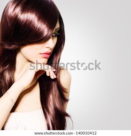 Tóc. Đẹp Brunette Girl với khỏe mạnh lâu Brown tóc. Vẻ đẹp mẫu Woman Chân dung cô lập trên nền trắng. Kiểu tóc. Cắt tóc thời trang. Fringe. Bóng mượt tóc thời trang. mở rộng