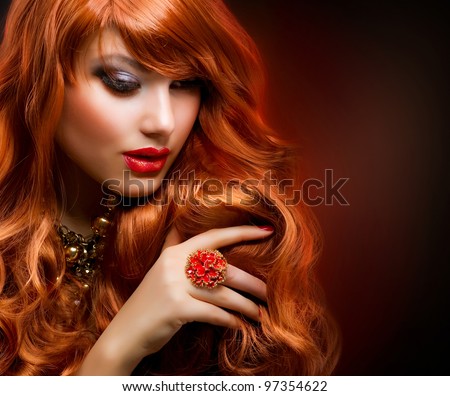 Lượn sóng tóc đỏ. Thời trang Girl Portrait.