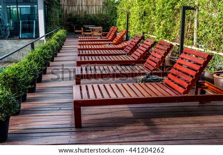 Pool Beds wooden chairs near pool swimming foto, immagini royalty-free e Pool Beds wooden chairs near pool swimming foto, immagini royalty-free e