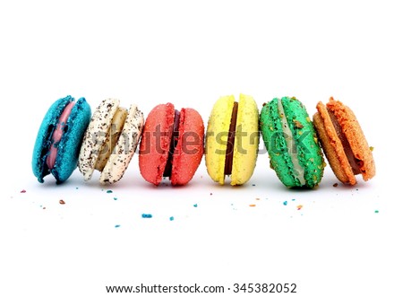 macarons đầy màu sắc trên nền trắng.  Giống như bánh bông lan là ngọt bánh kẹo meringue dựa trên.