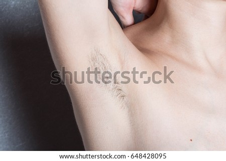 closeups-of-woman-with-hairy-armpits