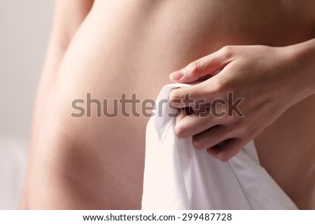 nude-girl-scratching-pussy