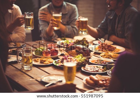 Pessoas na Ásia estão comemorando o festival, brindam cerveja e jantam felizes