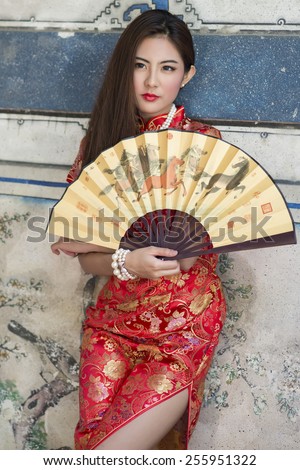 https://thumb9.shutterstock.com/display_pic_with_logo/2610283/255951322/stock-photo-beautiful-asian-girl-with-chinese-traditional-dress-cheongsam-holding-a-chinese-fan-255951322.jpg