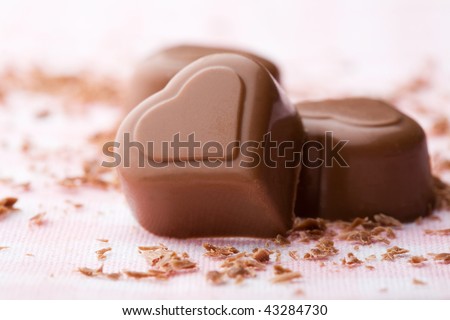 hình trái tim chocolate với rắc sô cô la cho Ngày Valentine