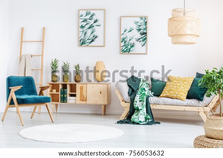 White Round Carpet In Rustic Living Room With Gold Pillow On Beige Couch And Pineapples White Round Carpet In Rustic Living Room With Gold Pillow On Beige Couch And Pineapples