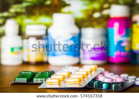 Prescrição de medicamentos para medicação de tratamento.  Medicamento farmacêutico, cura em recipiente para a saúde.  Tema de farmácia, cápsulas com medicamento antibiótico em embalagens.