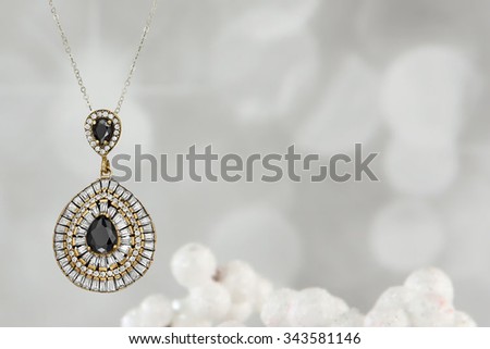 Silver jewelry chain with pendant