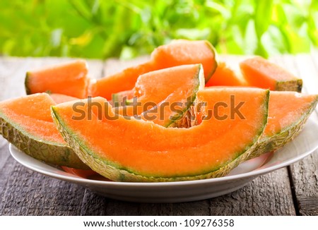 https://thumb9.shutterstock.com/display_pic_with_logo/387556/109276358/stock-photo-slices-of-cantaloupe-melon-109276358.jpg