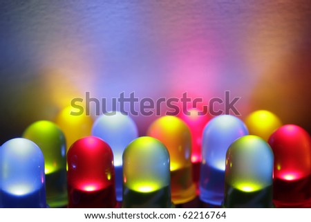 Doze luzes LED coloridas em vermelho, amarelo, verde e azul.