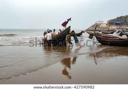 THANH HOA, Vietnam, November 18, 2015 fishermen Sam Son Thanh Hoa, fishing