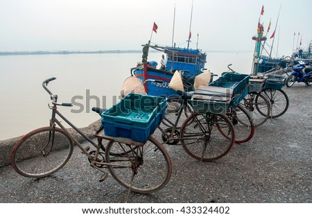 SAM SON, Vietnam, March 18, 2016 bike pack, as fishermen Sam Son, Thanh Hoa, Vietnam