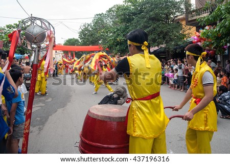BAC Ninh, Vietnam, April 19, 2016 Dragon dance, youth groups, to participate in the relay, Temple Festival in Bac Ninh, Vietnam, worship Ly