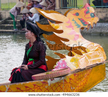 BAC Ninh, Vietnam, April 10, 2016 Bac Ninh maiden portrait, Vien, sitting on a boat, where lakes, the village festival
