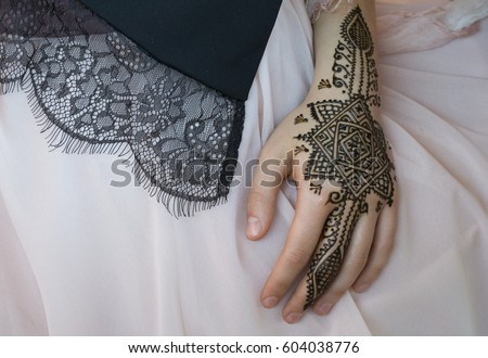 beautiful henna tattoo design on women stock photo 604038818 beautiful henna tattoo design on women stock photo 604038818