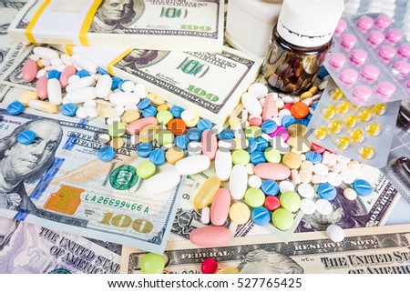 conceito de medicação.  Comprimidos de remédio com dólar de dinheiro.  Custo da vida saudável