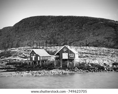 Building a house on wooden piers