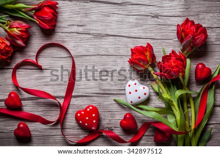 nền với sôcôla, trái tim và hoa tulip đỏ Ngày Valentine