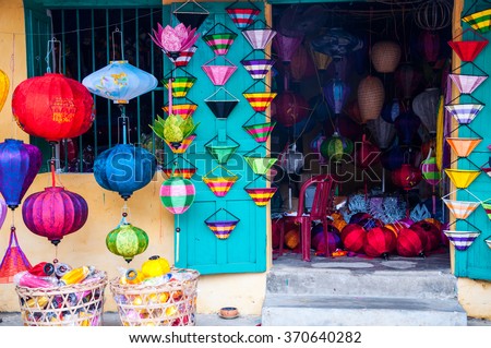 Shop Traditional Vietnamese silk lanterns in Old Town Hoi An, Central Vietnam.
