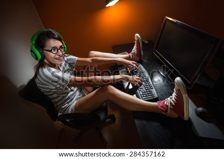 [Image: stock-photo-gamer-girl-playing-with-comp...357162.jpg]