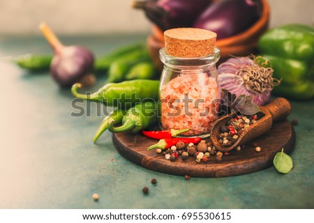Sal rosa e especiarias, ingredientes para cozinhar.  Foco seletivo