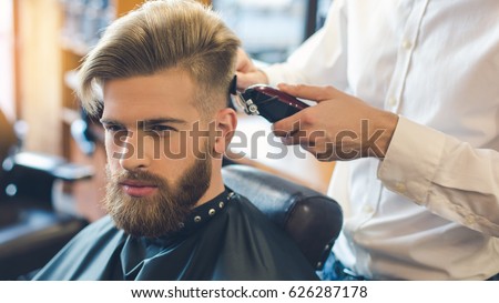 Young Man Barbershop Hair Care Service Foto de stock 