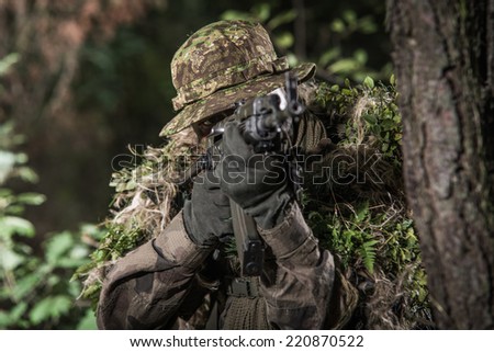 Two American Soldiers Shooting Through Door Stock Photo 193980476 ...