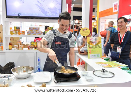 Demonstration Cooking cooking demonstration stock images, royalty-free images & vectors Demonstration Cooking cooking demonstration stock images, royalty-free images & vectors