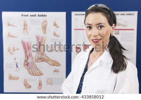 Một podiatrist hấp dẫn tìm kiếm hạnh phúc ở người xem khi cô đứng ở phía trước của bảng xếp hạng giáo dục của mình.