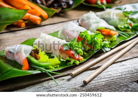 Spring rolls with vegetables and chicken