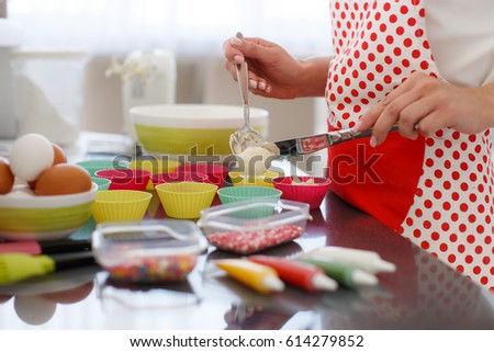 Woman Decorating Cupcakes pretty young woman decorating cupcakes on stock photo 614279810 Woman Decorating Cupcakes pretty young woman decorating cupcakes on stock photo 614279810