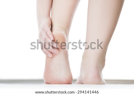 Massage chân nữ. Móng chân. Bị cô lập trên nền trắng.