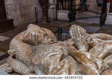 カノン聖職者ディアス・デ・レルマの白い雪花石膏の墓