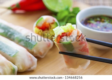 Rice paper rolls with prawns and dipping sauce