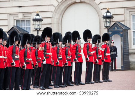 London August 30 Royal Guards Changing Stock Photo 28998331 - Shutterstock